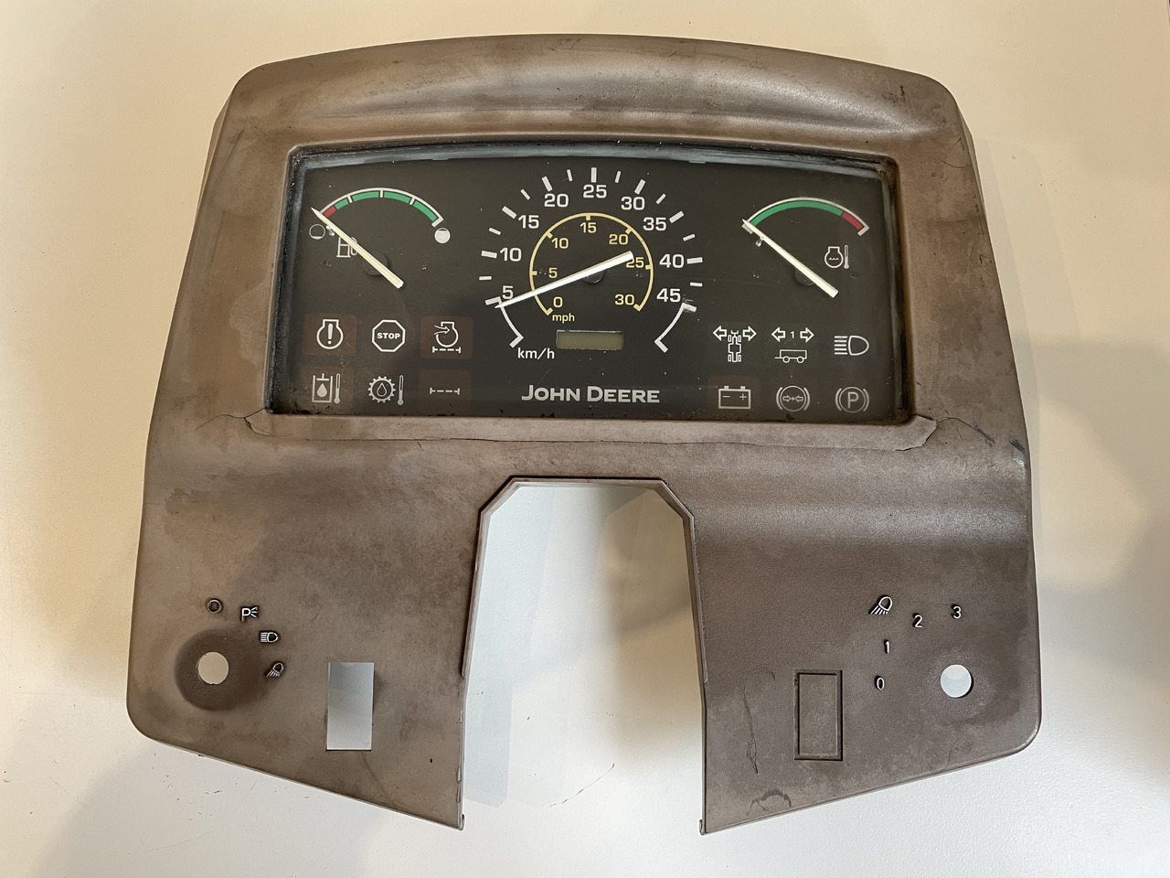 John Deere 3800 - zegary licznik pulpit AZ57940 R197098 - 仪表板 适用于 农业机械:图1 John Deere 3800 - zegary licznik pulpit AZ57940 R197098 - 仪表板 适用于 农业机械:图1