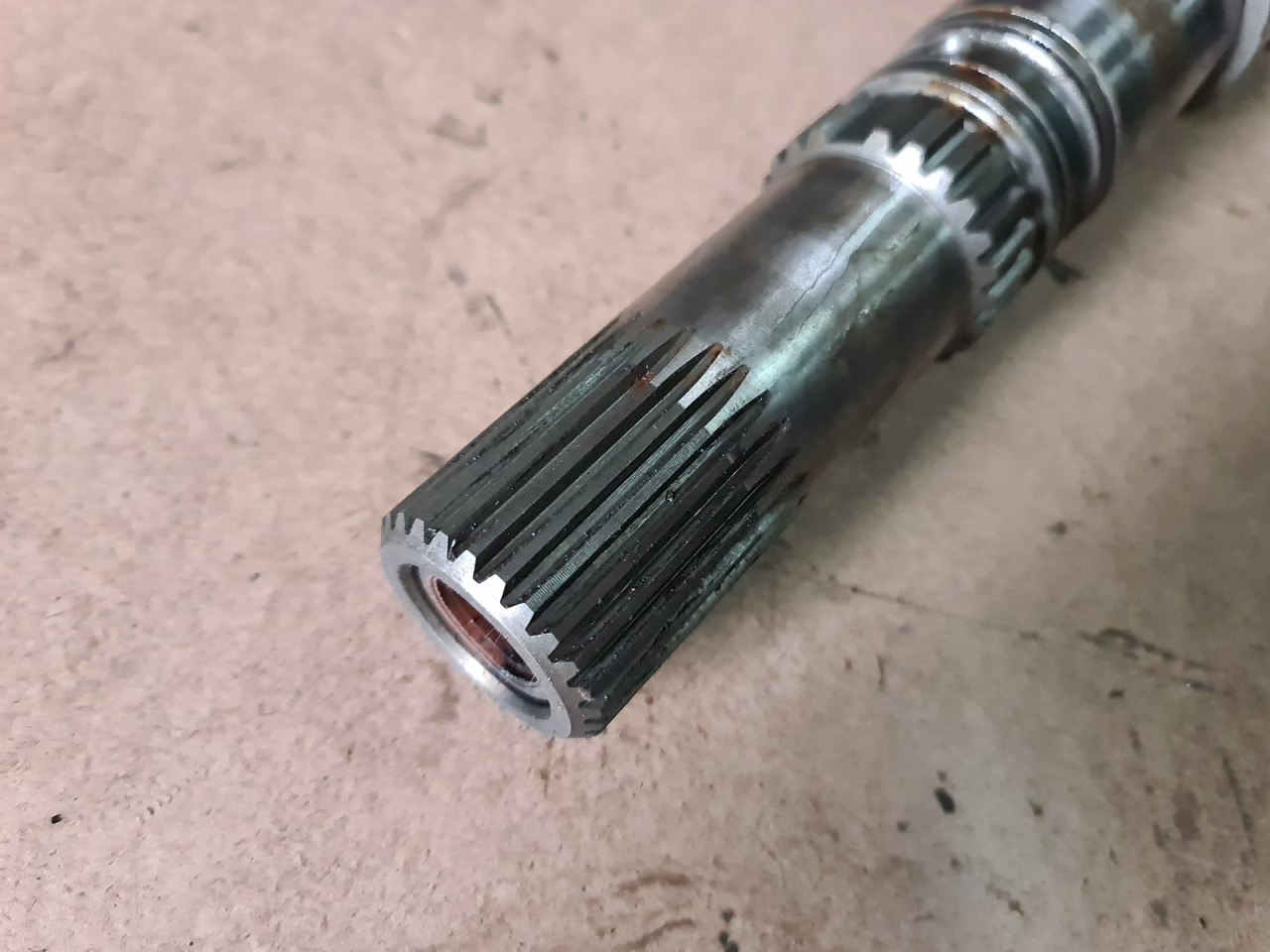 John Deere 4650, 4850 Wał Skrzyni Biegów z Pierścieniem R119550 JD9002 - 传动轴 适用于 农业机械:图2 John Deere 4650, 4850 Wał Skrzyni Biegów z Pierścieniem R119550 JD9002 - 传动轴 适用于 农业机械:图2