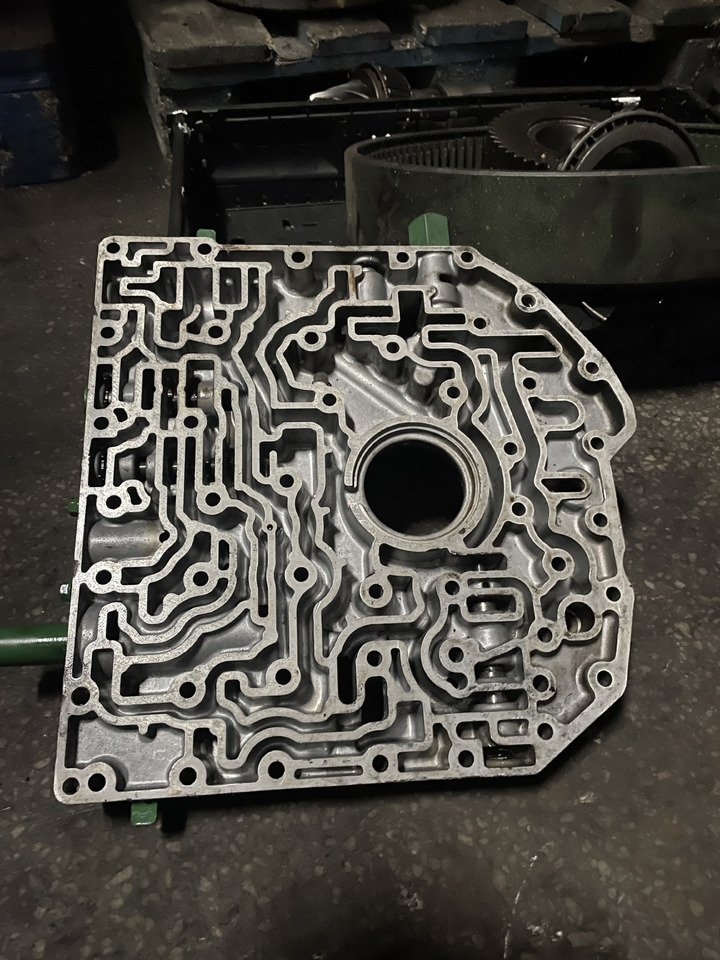 John Deere 6100 6200 6300 6400 6500 - pokrywa skrzyni biegów R95779 - 变速箱及其零件 适用于 农业机械:图3 John Deere 6100 6200 6300 6400 6500 - pokrywa skrzyni biegów R95779 - 变速箱及其零件 适用于 农业机械:图3