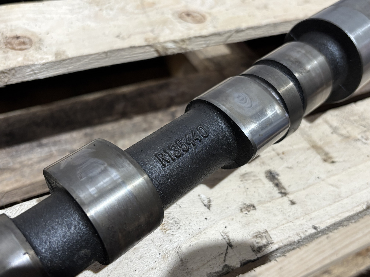 John Deere 6610 6810 6820 6620 Wałek Rozrządu R135440 RE56578 R133812 - 凸轮轴 适用于 农业机械:图3 John Deere 6610 6810 6820 6620 Wałek Rozrządu R135440 RE56578 R133812 - 凸轮轴 适用于 农业机械:图3