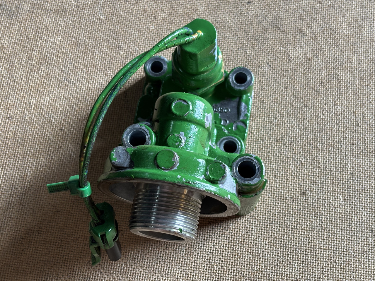 John Deere 6910 Korpus filtra oleju z Przełącznikiem ciśnienia R95850 RE212878 - 滤油器 适用于 拖拉机:图1 John Deere 6910 Korpus filtra oleju z Przełącznikiem ciśnienia R95850 RE212878 - 滤油器 适用于 拖拉机:图1