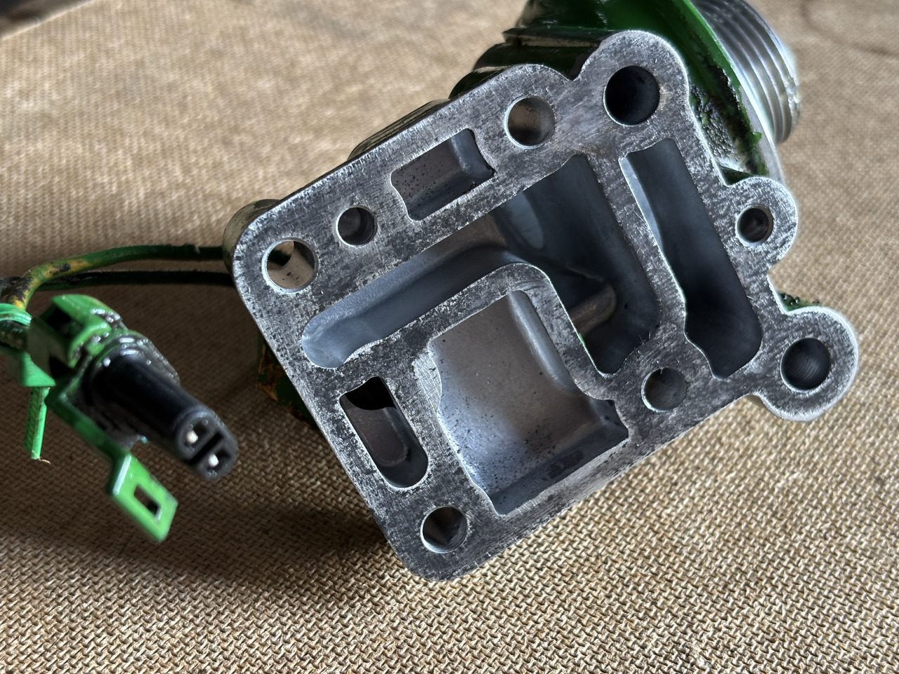 John Deere 6910 Korpus filtra oleju z Przełącznikiem ciśnienia R95850 RE212878 - 滤油器 适用于 拖拉机:图2 John Deere 6910 Korpus filtra oleju z Przełącznikiem ciśnienia R95850 RE212878 - 滤油器 适用于 拖拉机:图2