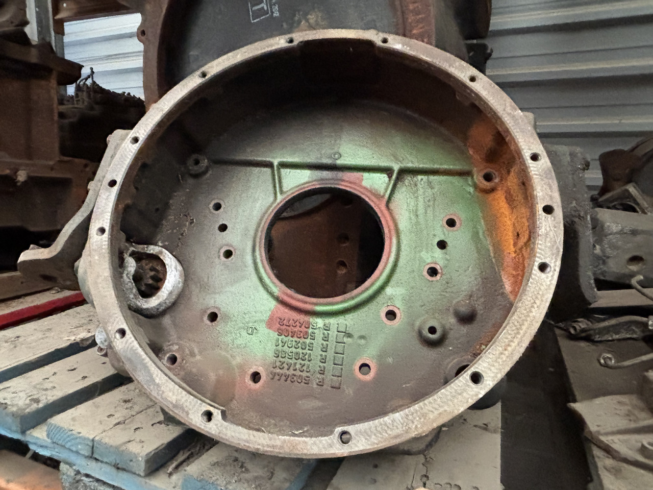 John Deere R503444 R121421 R120586 502941 R503406 R504272 Obudowa Koła Zamachowego - 飞轮 适用于 农业机械:图1 John Deere R503444 R121421 R120586 502941 R503406 R504272 Obudowa Koła Zamachowego - 飞轮 适用于 农业机械:图1