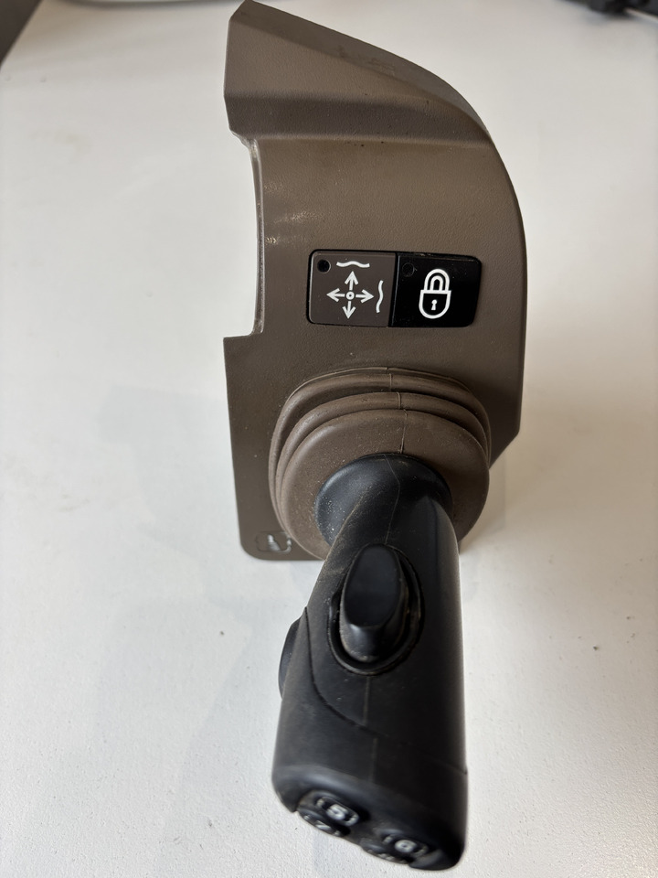 John Deere seria 6000 7000 8000 R - joystick 5-funkcyjny CommandARM RE573554 - 变速杆 适用于 农业机械:图1 John Deere seria 6000 7000 8000 R - joystick 5-funkcyjny CommandARM RE573554 - 变速杆 适用于 农业机械:图1