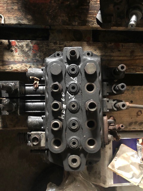 Merlo Rozdzielacz Hydrauliczny - 液压阀 适用于 农业机械:图1 Merlo Rozdzielacz Hydrauliczny - 液压阀 适用于 农业机械:图1