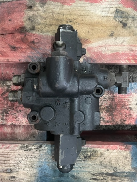 Rozdzielacz podnośnika bosch zetor 10413902 , 1525100139 - 液压阀 适用于 农业机械:图2 Rozdzielacz podnośnika bosch zetor 10413902 , 1525100139 - 液压阀 适用于 农业机械:图2