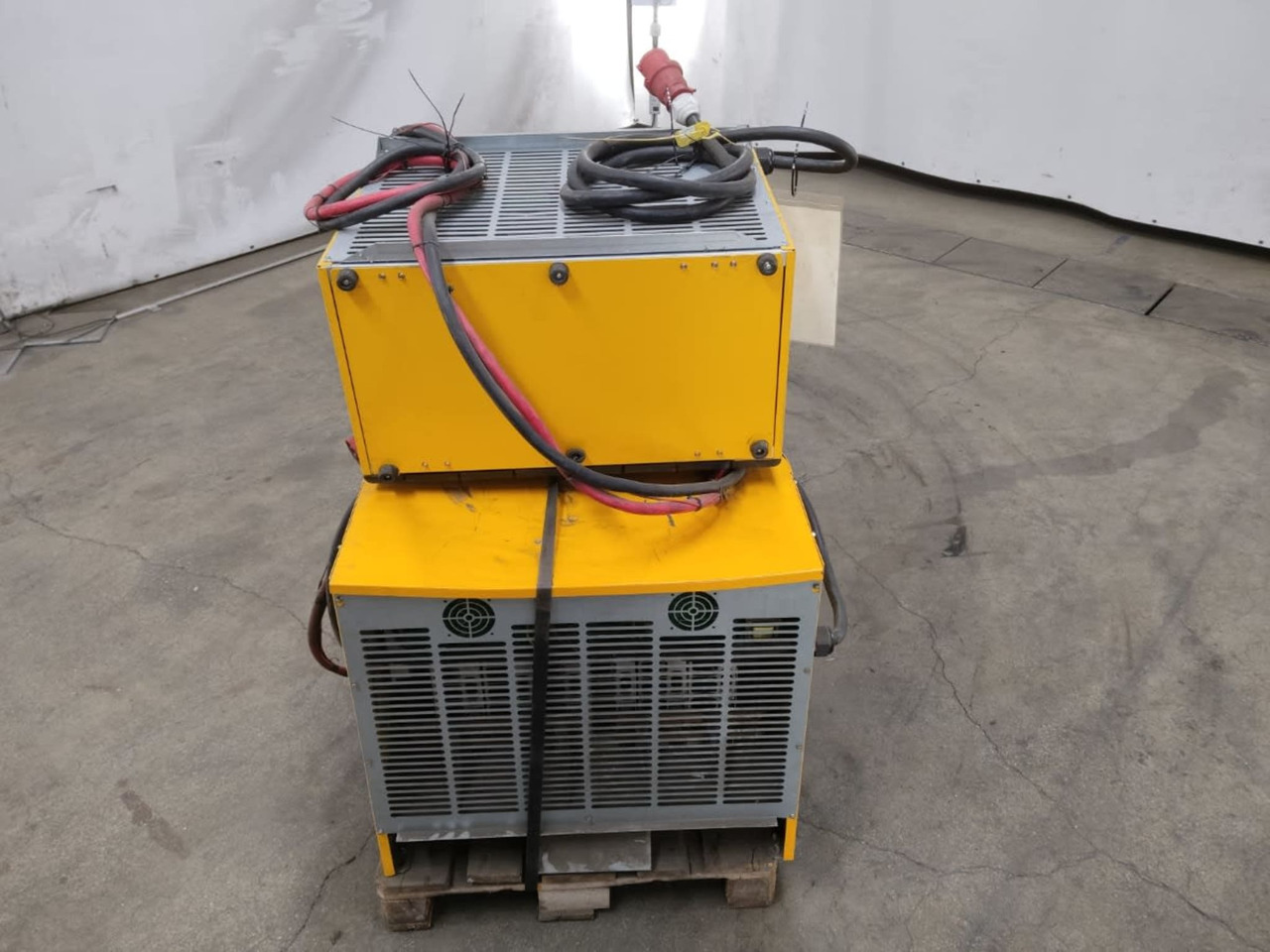 Battery Charger Package 3x Chargers - 电气系统 适用于 材料装卸设备:图3 Battery Charger Package 3x Chargers - 电气系统 适用于 材料装卸设备:图3
