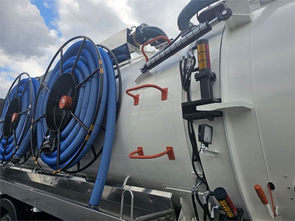 真空车 Volvo WUKO ADR ROLBA FOR CLEANING CHANNELS COMBI：图15