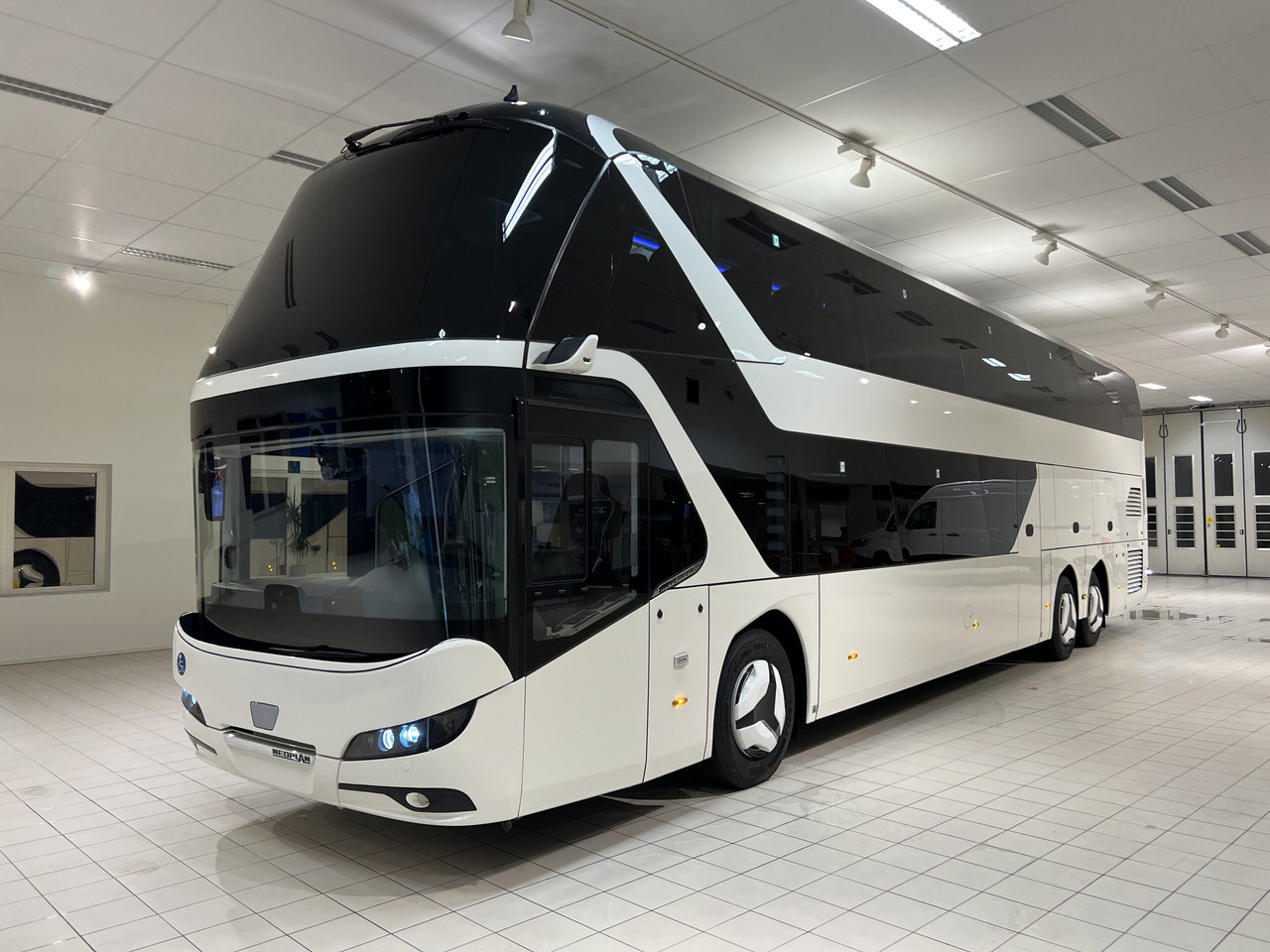 NEOPLAN SKYLINER P06 Euro 6E V.I.P / Exclusive Class (Dark Edition) - 长途客车:图2 NEOPLAN SKYLINER P06 Euro 6E V.I.P / Exclusive Class (Dark Edition) - 长途客车:图2