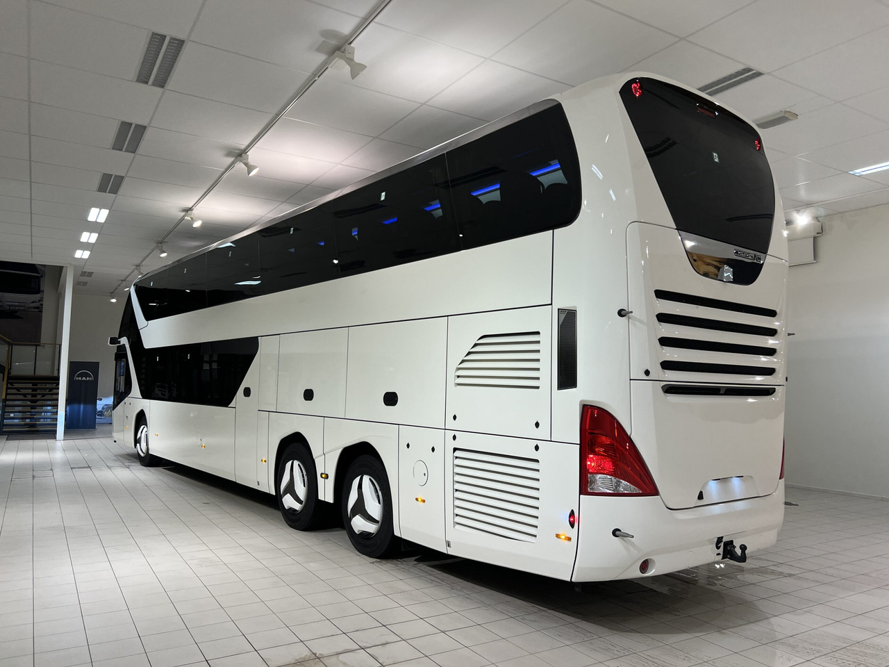NEOPLAN SKYLINER P06 Euro 6E V.I.P / Exclusive Class (Dark Edition) - 长途客车:图4 NEOPLAN SKYLINER P06 Euro 6E V.I.P / Exclusive Class (Dark Edition) - 长途客车:图4