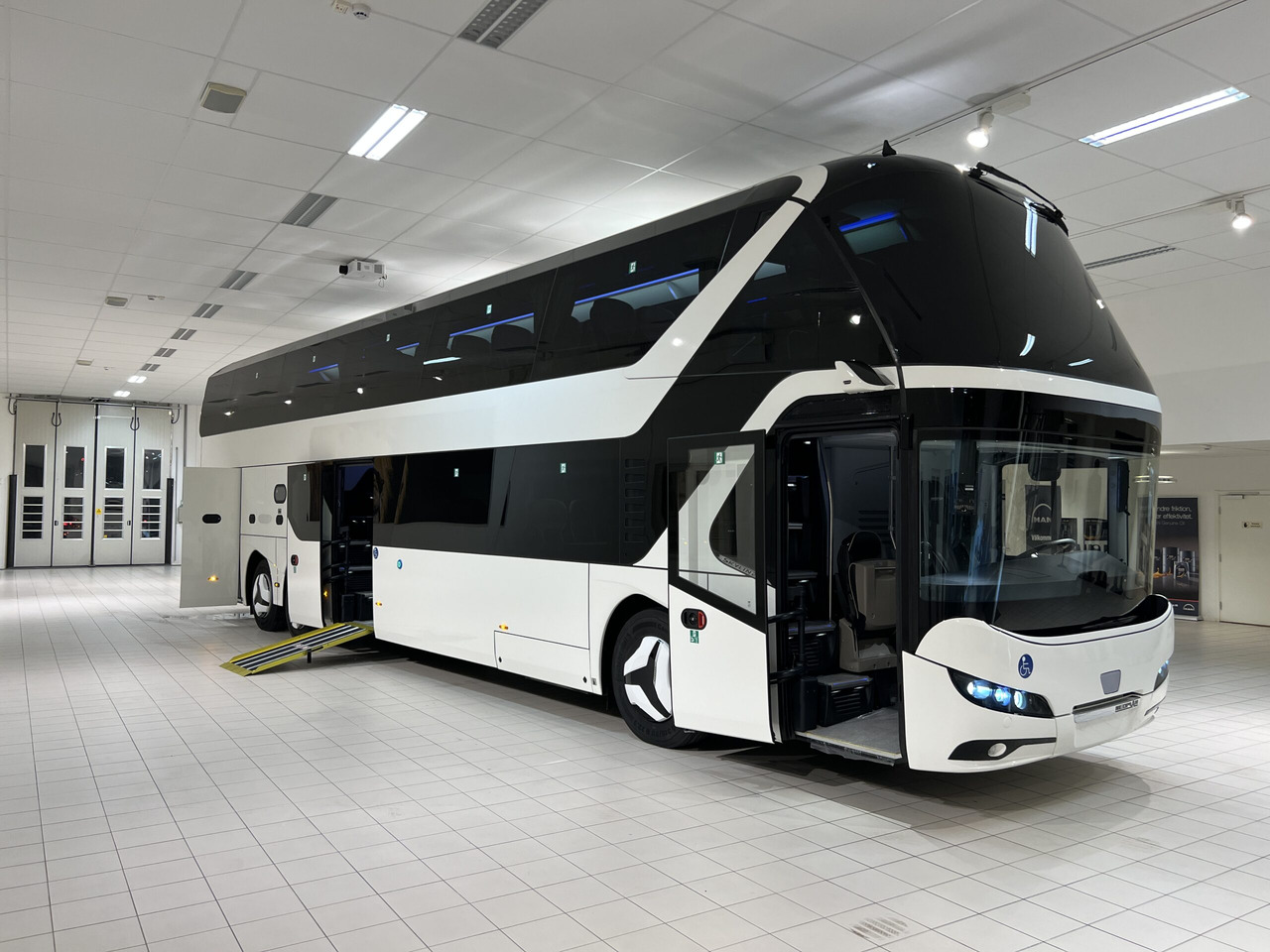 NEOPLAN SKYLINER P06 Euro 6E V.I.P / Exclusive Class (Dark Edition) - 长途客车:图1 NEOPLAN SKYLINER P06 Euro 6E V.I.P / Exclusive Class (Dark Edition) - 长途客车:图1