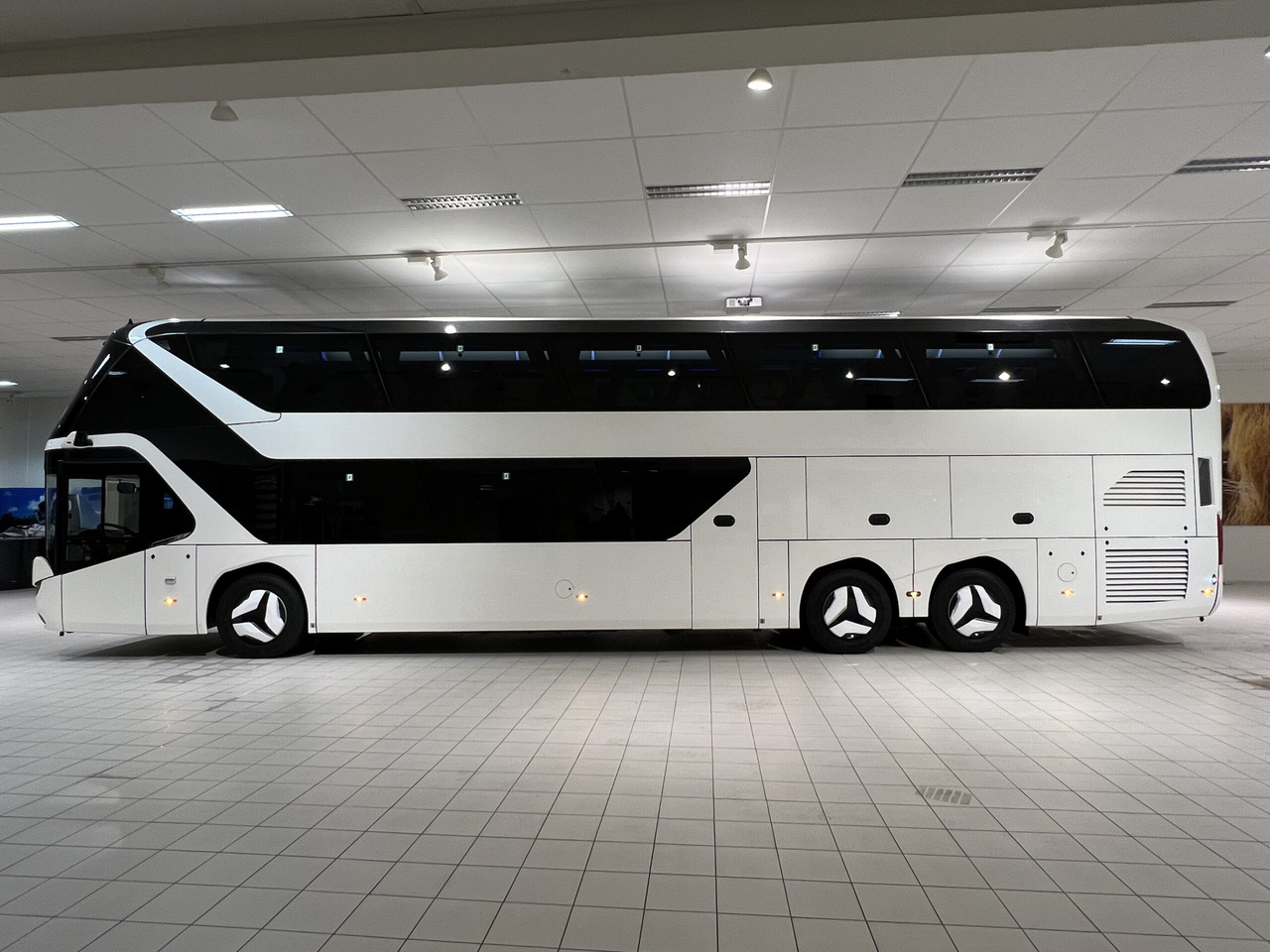 NEOPLAN SKYLINER P06 Euro 6E V.I.P / Exclusive Class (Dark Edition) - 长途客车:图3 NEOPLAN SKYLINER P06 Euro 6E V.I.P / Exclusive Class (Dark Edition) - 长途客车:图3