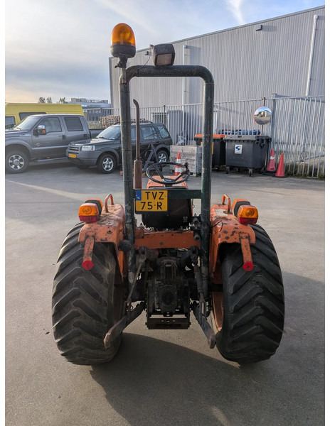 Kubota B8200 D8200 - 拖拉机:图4 Kubota B8200 D8200 - 拖拉机:图4