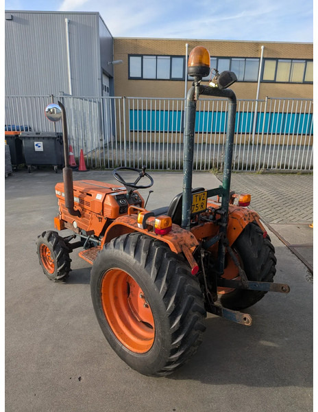 Kubota B8200 D8200 - 拖拉机:图3 Kubota B8200 D8200 - 拖拉机:图3