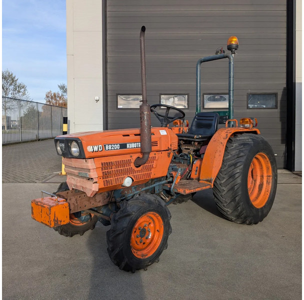Kubota B8200 D8200 - 拖拉机:图1 Kubota B8200 D8200 - 拖拉机:图1