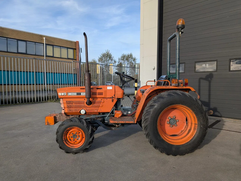 Kubota B8200 D8200 - 拖拉机:图2 Kubota B8200 D8200 - 拖拉机:图2