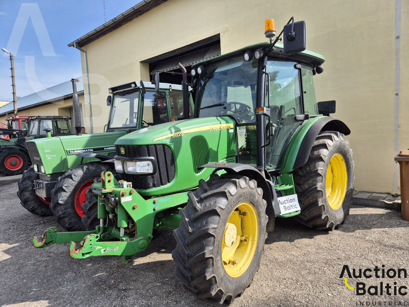 John Deere 5820 - 拖拉机:图2 John Deere 5820 - 拖拉机:图2