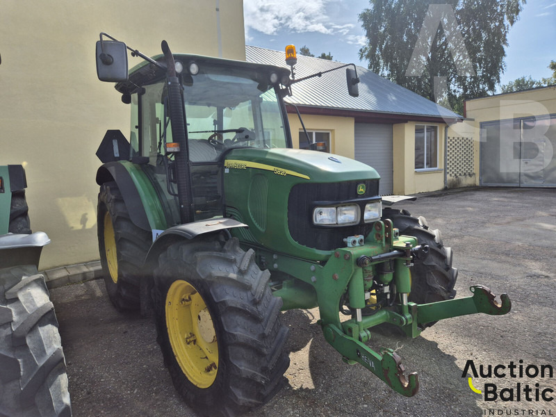John Deere 5820 - 拖拉机:图1 John Deere 5820 - 拖拉机:图1