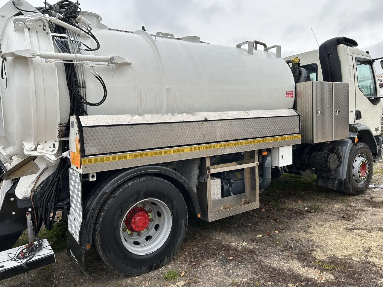 DAF LF55.250 combi tanker - 真空车:图2 DAF LF55.250 combi tanker - 真空车:图2