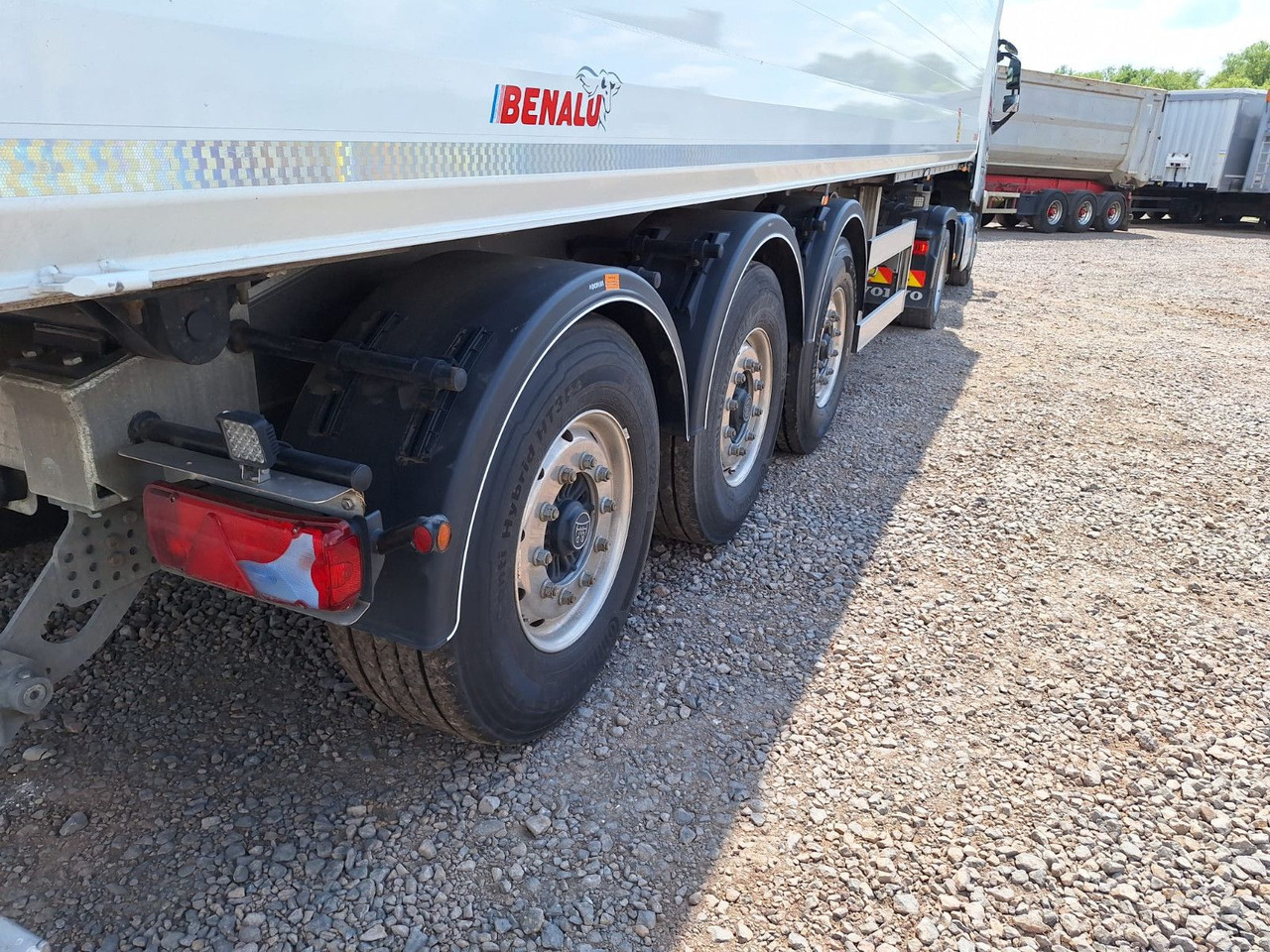 Benalu Bulkliner S 95 50m³ Kombiklappe - 翻斗半拖车:图4 Benalu Bulkliner S 95 50m³ Kombiklappe - 翻斗半拖车:图4
