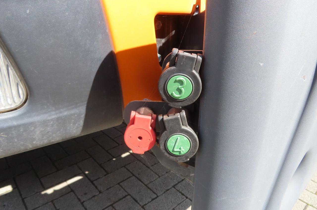 FUSO Canter 6 C 18 4x4 Kommunal Winterdienst - 翻斗货车:图4 FUSO Canter 6 C 18 4x4 Kommunal Winterdienst - 翻斗货车:图4