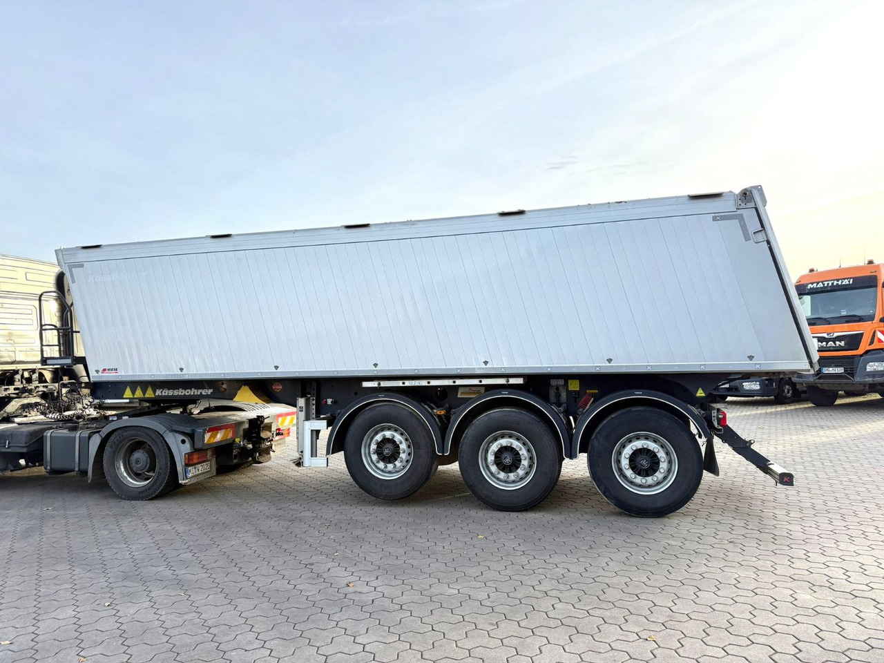 Kässbohrer K.SKA Aluminium Kipper 30m³ Top Zustand - 翻斗半拖车:图5 Kässbohrer K.SKA Aluminium Kipper 30m³ Top Zustand - 翻斗半拖车:图5