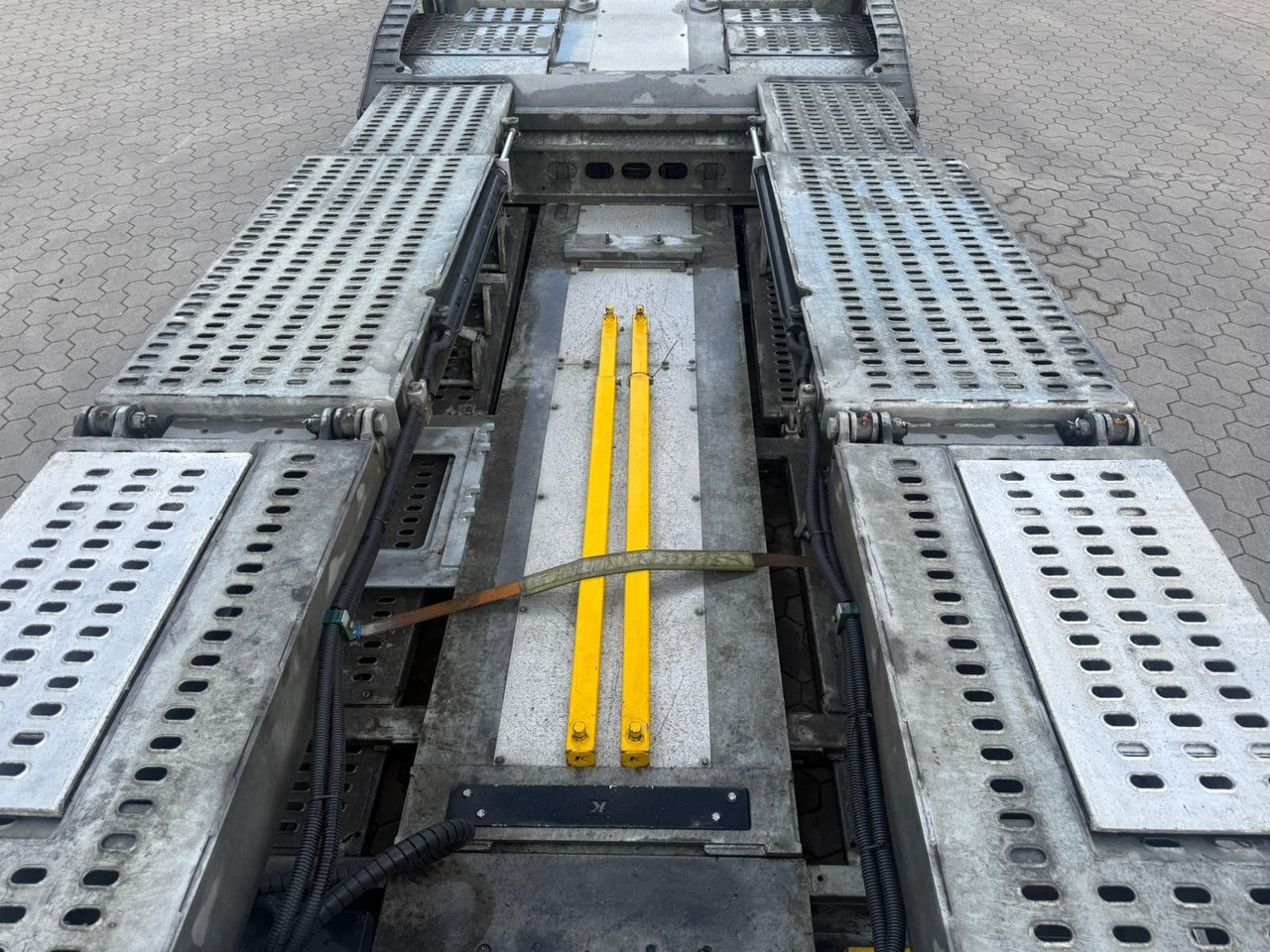 自动转运半拖车 Kässbohrer K.SOK Truck/Car Transporter, Novagrau：图8