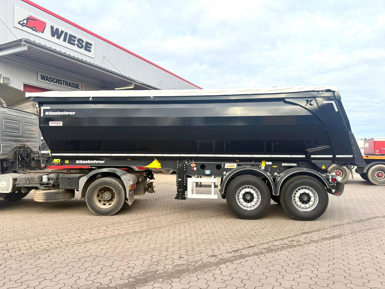 Kässbohrer SKS Stahl Kipper27m³ Hardox Elektrisches Verdeck - 翻斗半拖车:图1 Kässbohrer SKS Stahl Kipper27m³ Hardox Elektrisches Verdeck - 翻斗半拖车:图1