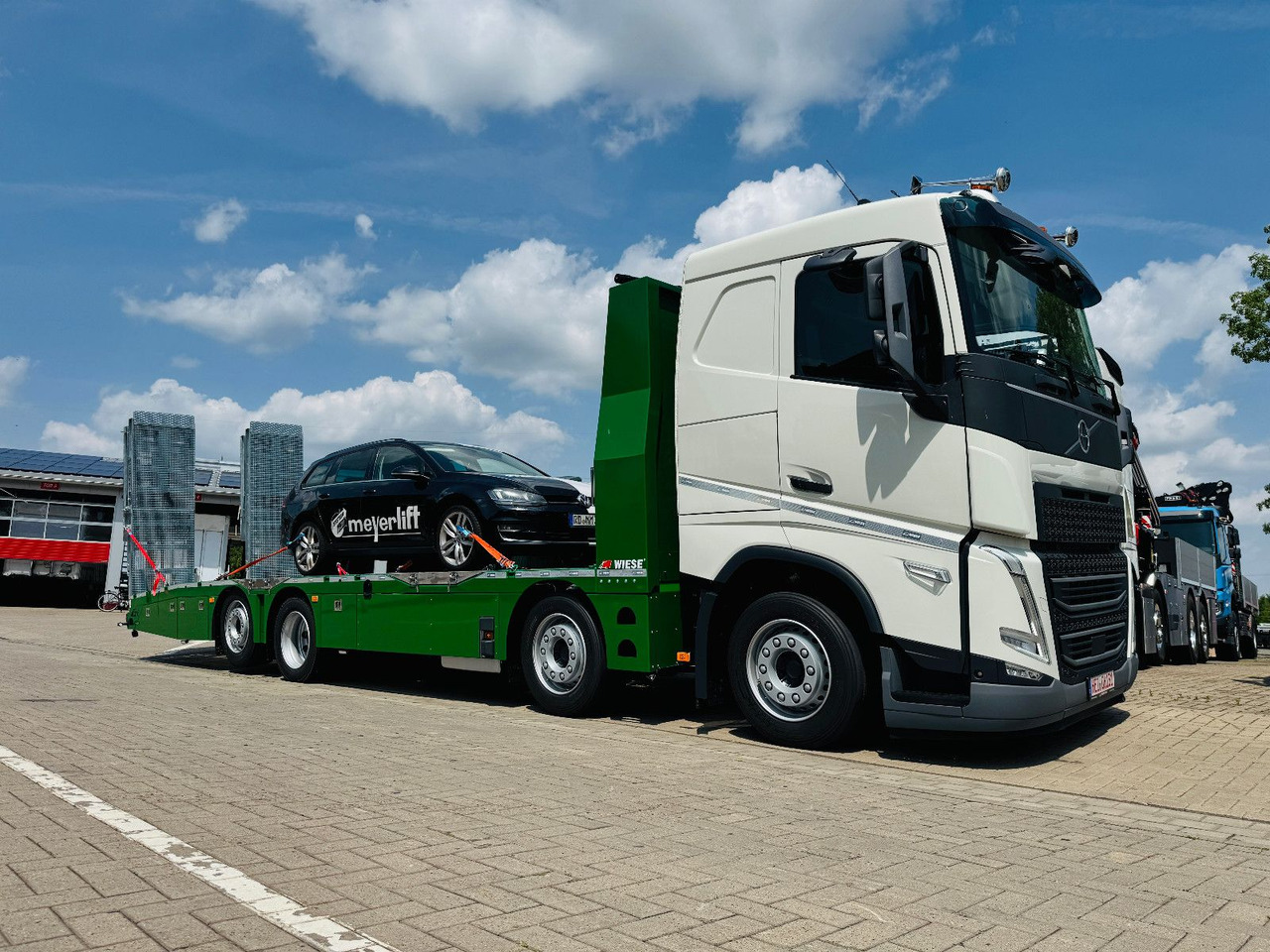 Volvo Arbeitsbühnen Baumaschinentransporter mit Rampen - 自动转运卡车:图1 Volvo Arbeitsbühnen Baumaschinentransporter mit Rampen - 自动转运卡车:图1
