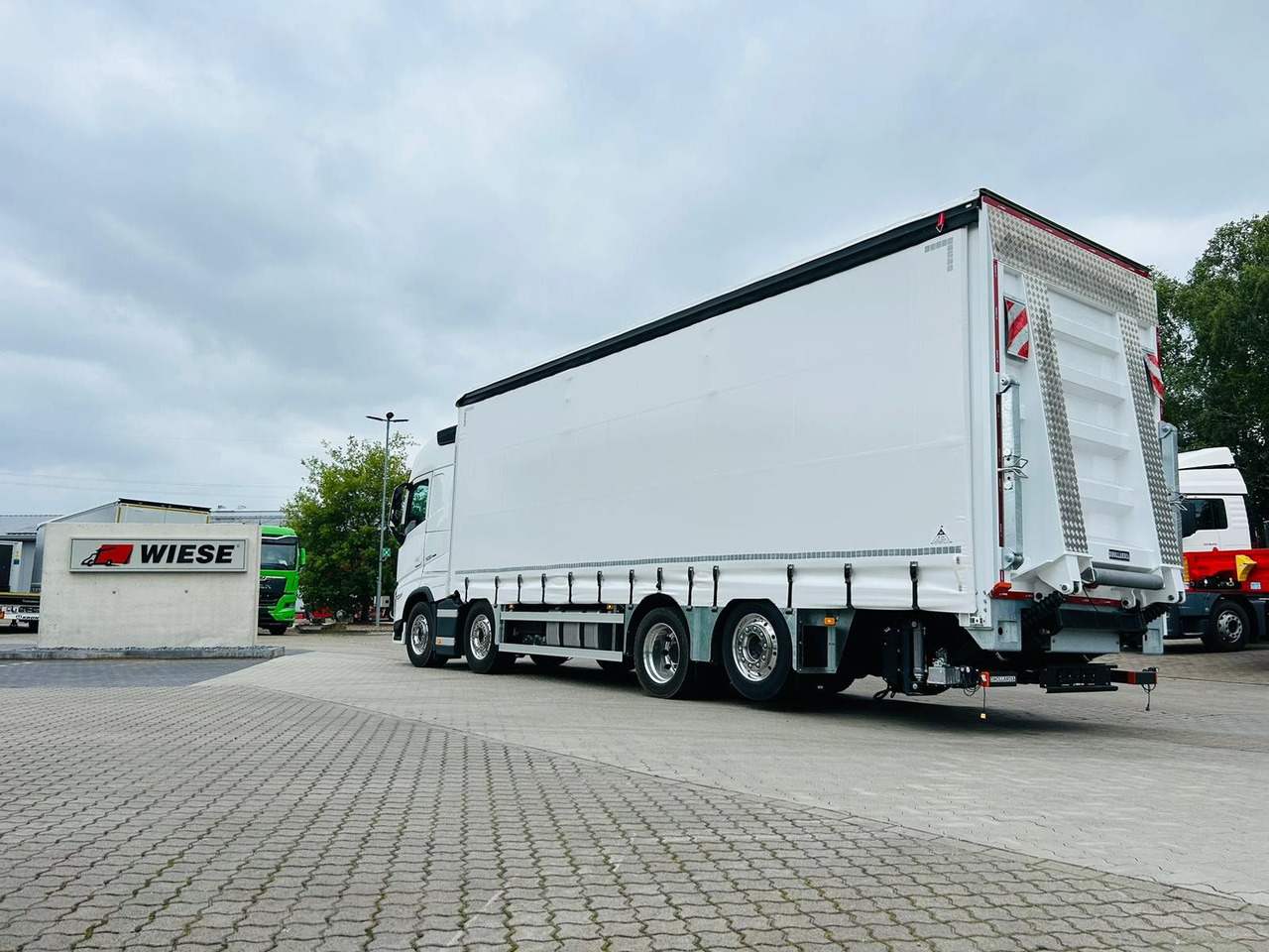 Volvo FH 500 8x2 Arbeitsbühnen Transporter LBW 9t - 侧帘卡车:图2 Volvo FH 500 8x2 Arbeitsbühnen Transporter LBW 9t - 侧帘卡车:图2