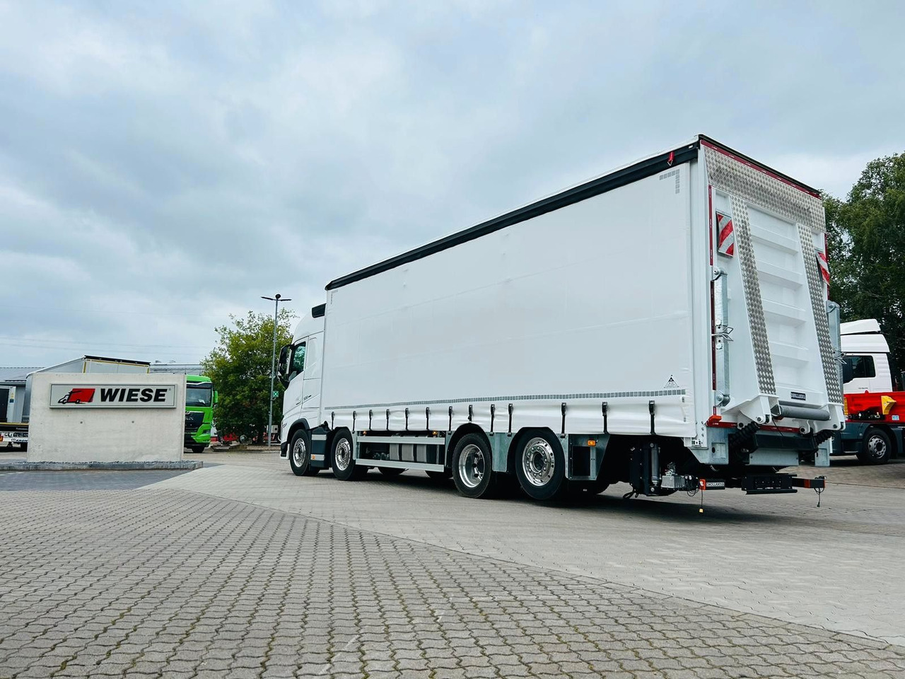Volvo FH 500 Gabelstaplertransporter LBW Dhollandia 9t - 侧帘卡车:图3 Volvo FH 500 Gabelstaplertransporter LBW Dhollandia 9t - 侧帘卡车:图3