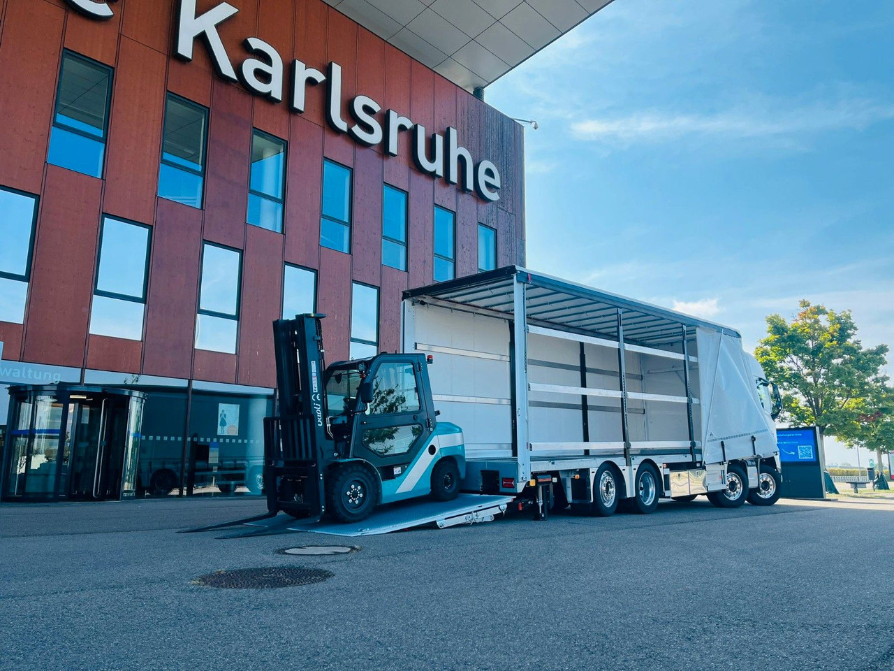 Volvo FH 500 Gabelstaplertransporter LBW Dhollandia 9t - 侧帘卡车:图4 Volvo FH 500 Gabelstaplertransporter LBW Dhollandia 9t - 侧帘卡车:图4