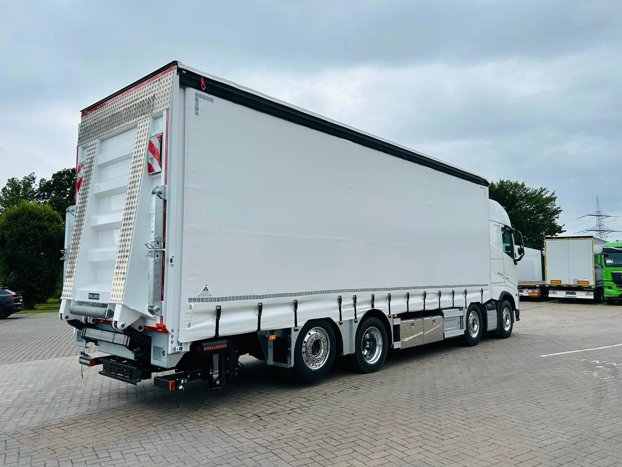 Volvo FH 500 Gabelstaplertransporter LBW Dhollandia 9t - 侧帘卡车:图2 Volvo FH 500 Gabelstaplertransporter LBW Dhollandia 9t - 侧帘卡车:图2