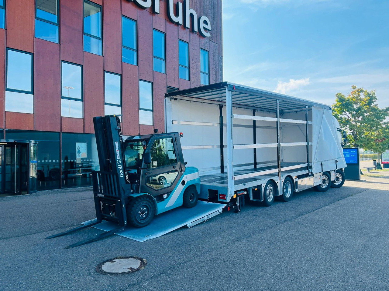 Volvo FH 500 Gabelstaplertransporter LBW Dhollandia 9t - 侧帘卡车:图1 Volvo FH 500 Gabelstaplertransporter LBW Dhollandia 9t - 侧帘卡车:图1