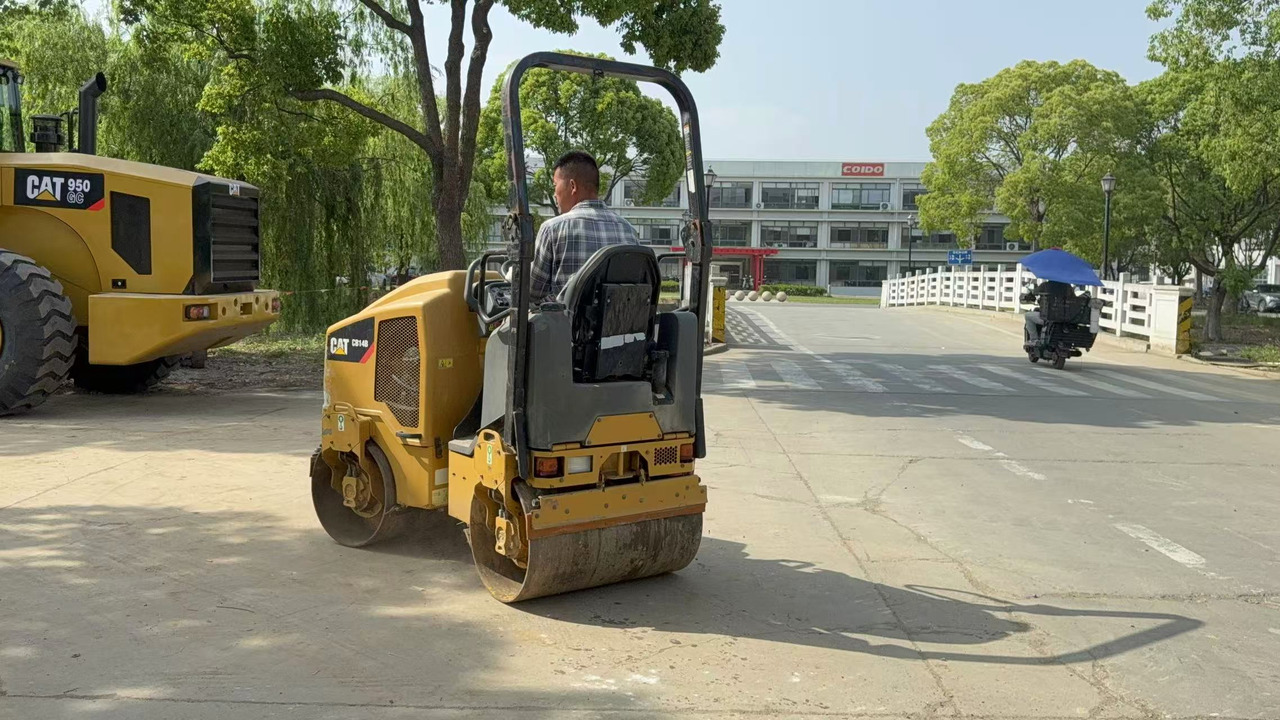 CATERPILLAR CB14B - 碾压机:图1 CATERPILLAR CB14B - 碾压机:图1