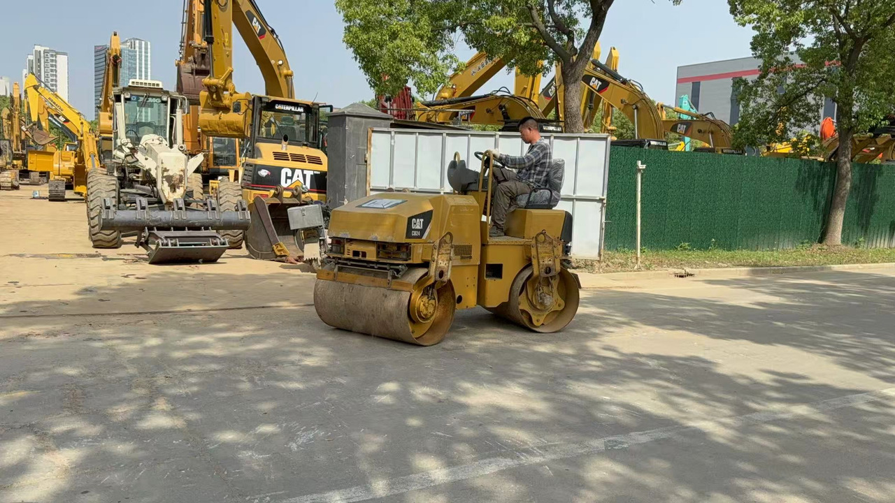 CATERPILLAR CB24B - 碾压机:图1 CATERPILLAR CB24B - 碾压机:图1