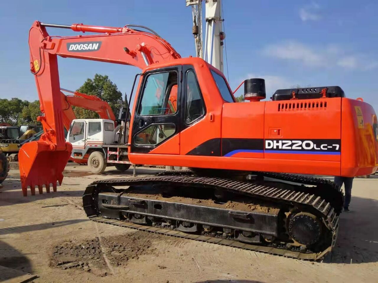DOOSAN DH220LC - 履带式挖掘机:图1 DOOSAN DH220LC - 履带式挖掘机:图1