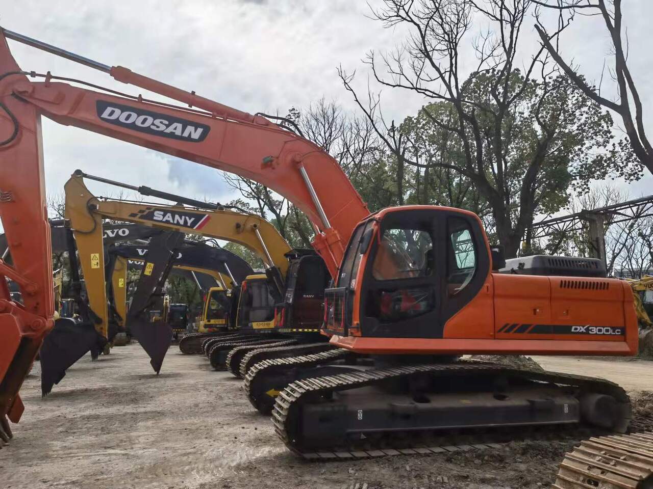 DOOSAN DX300 - 履带式挖掘机:图1 DOOSAN DX300 - 履带式挖掘机:图1