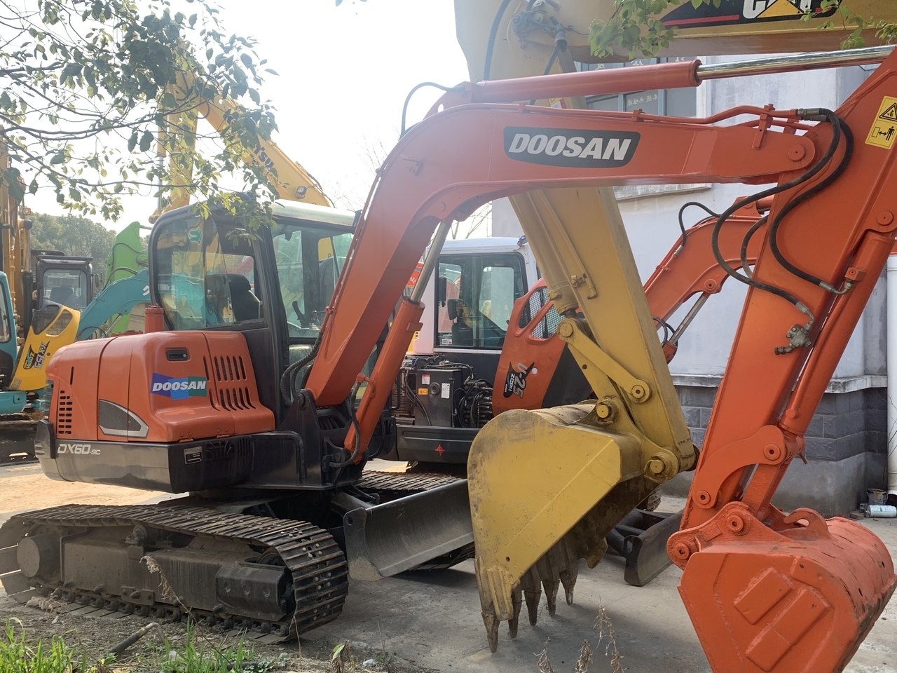 DOOSAN DX60-9 - 小型挖掘机:图1 DOOSAN DX60-9 - 小型挖掘机:图1