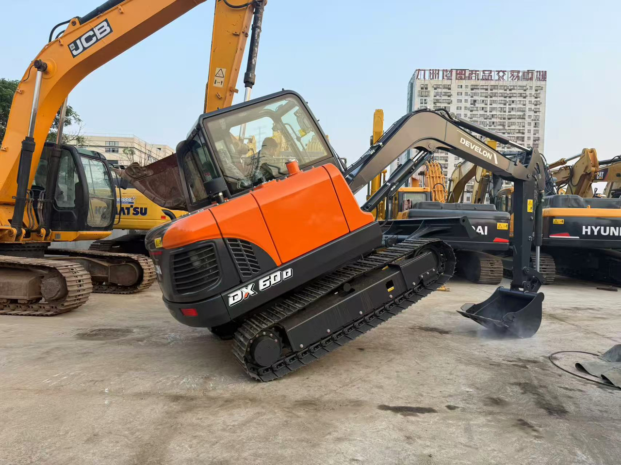 DOOSAN DX60D-10 - 履带式挖掘机:图1 DOOSAN DX60D-10 - 履带式挖掘机:图1