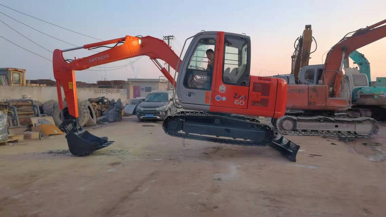 HITACHI ZX60 - 履带式挖掘机:图5 HITACHI ZX60 - 履带式挖掘机:图5