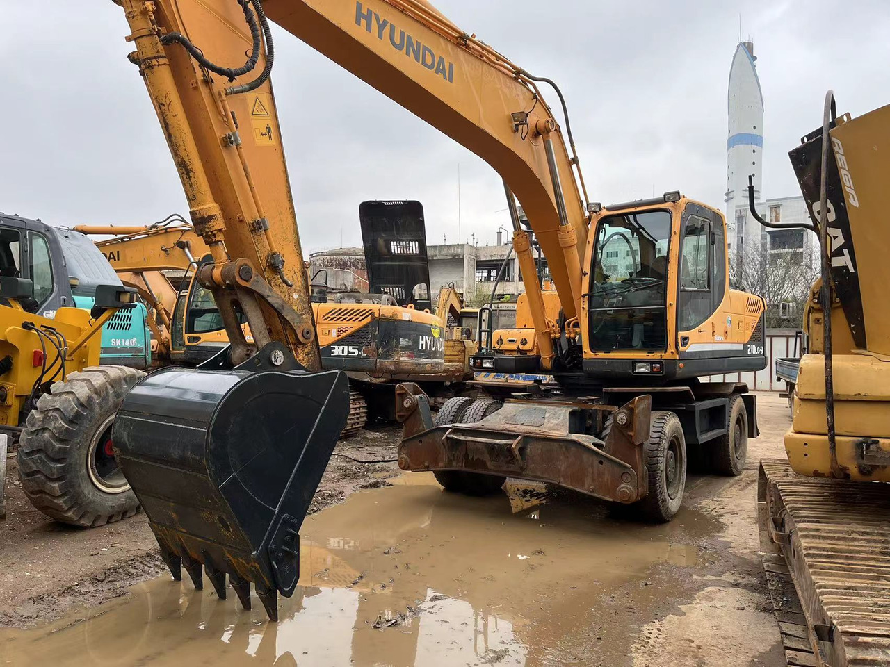 HYUNDAI 210W-9 - 轮式挖掘机:图2 HYUNDAI 210W-9 - 轮式挖掘机:图2