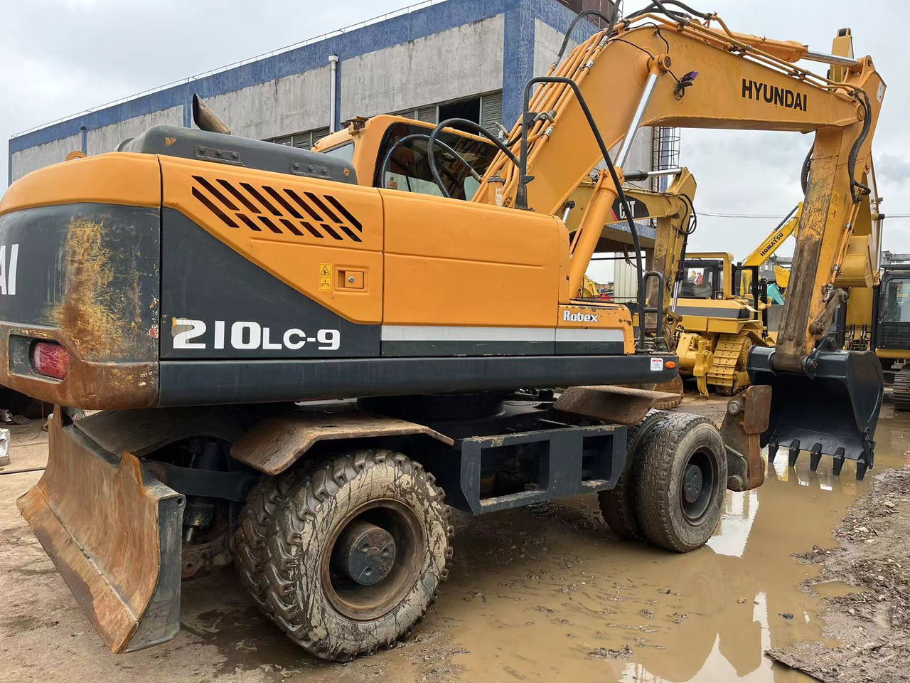 HYUNDAI R210W-9 - 轮式挖掘机:图1 HYUNDAI R210W-9 - 轮式挖掘机:图1