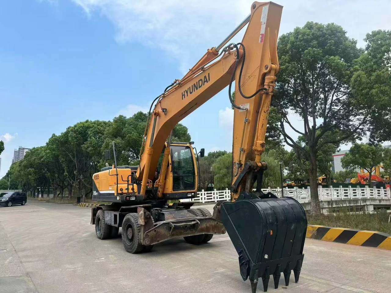 HYUNDAI R210W-9 - 轮式挖掘机:图1 HYUNDAI R210W-9 - 轮式挖掘机:图1