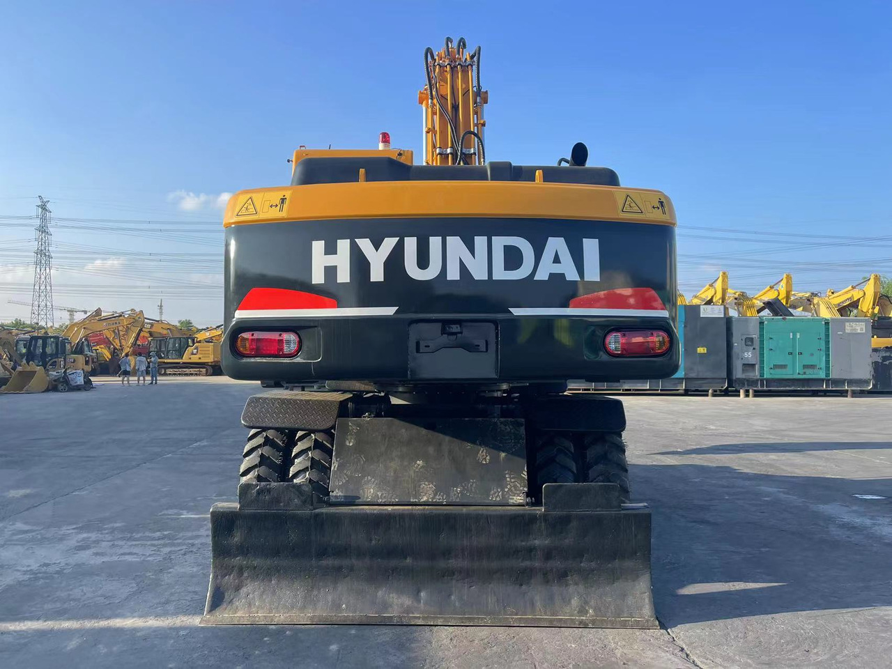 Hyundai R210W-9 - 轮式挖掘机:图4 Hyundai R210W-9 - 轮式挖掘机:图4