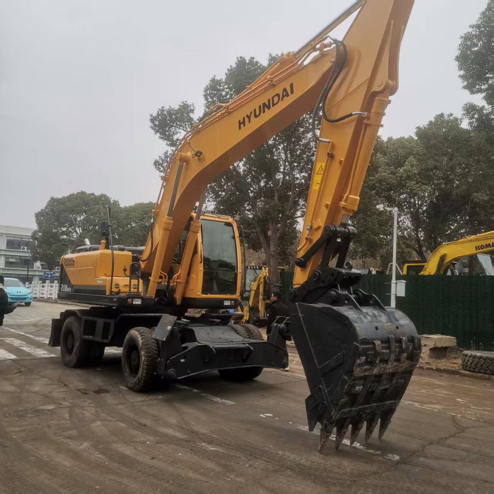 Hyundai R210W-9 - 轮式挖掘机:图3 Hyundai R210W-9 - 轮式挖掘机:图3
