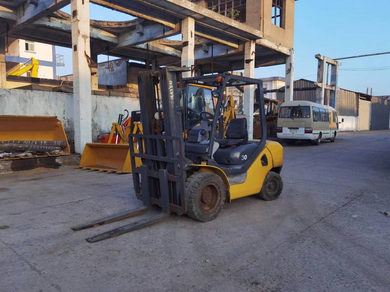 KOMATSU FD30 - 剪式升降机:图1 KOMATSU FD30 - 剪式升降机:图1