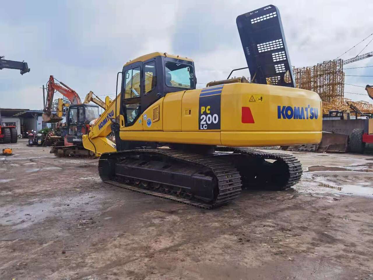 KOMATSU PC200LC - 履带式挖掘机:图1 KOMATSU PC200LC - 履带式挖掘机:图1