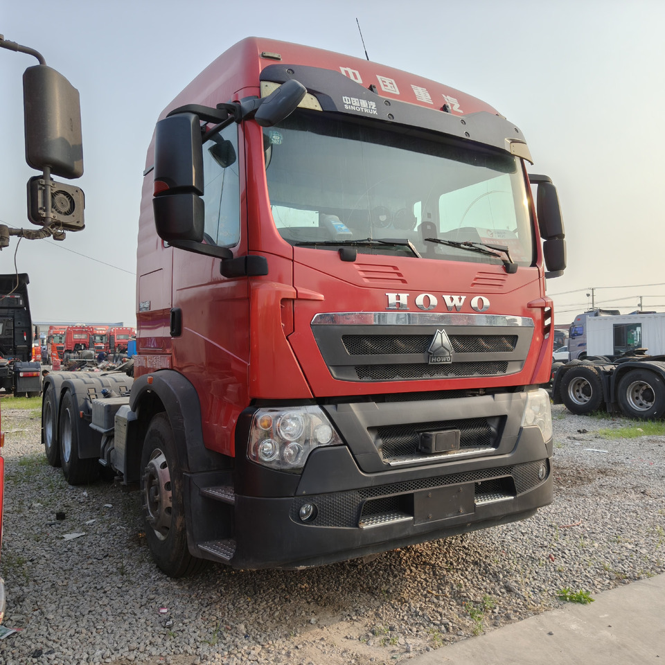 Sinotruk Howo T7H 6x4 - 牵引车:图1 Sinotruk Howo T7H 6x4 - 牵引车:图1