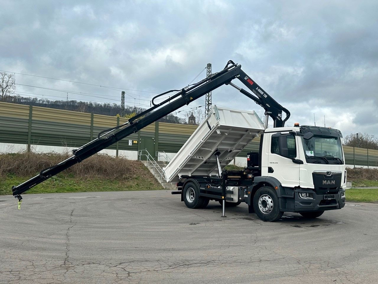 MAN TGM 18.320 4x2 Euro6e Hiab X-HiDuo 138DS-3 - 翻斗车, 起重车:图2 MAN TGM 18.320 4x2 Euro6e Hiab X-HiDuo 138DS-3 - 翻斗车, 起重车:图2